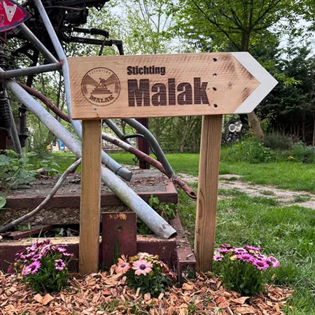 Bordje op Het Groene Veld van Stichting-Malak